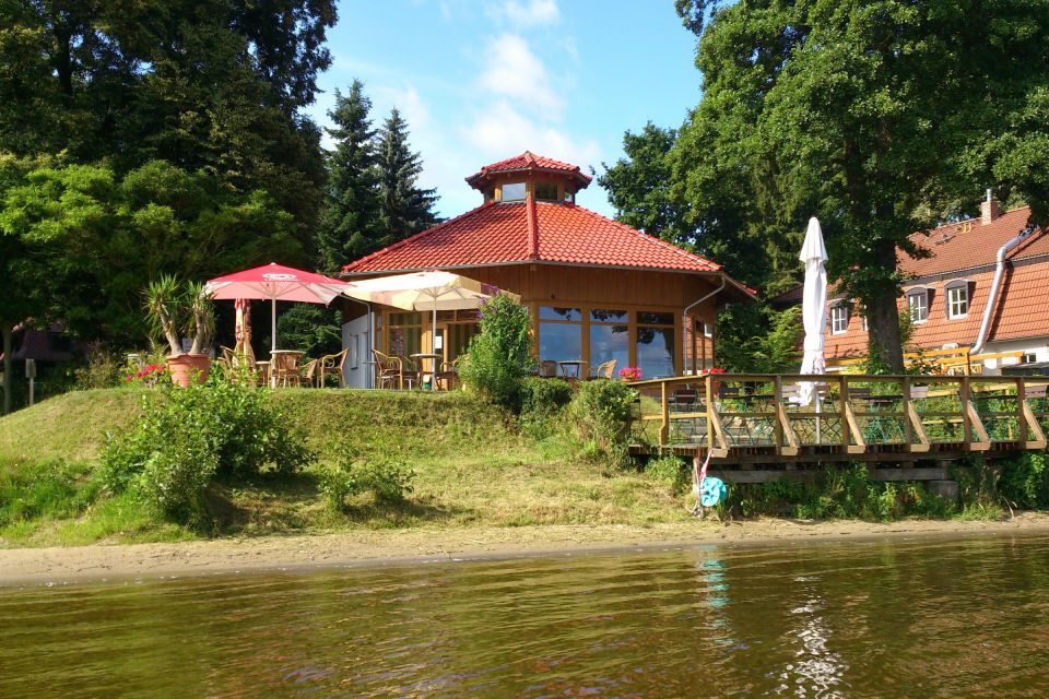 Pavillon und Terrasse des Strandbads Ferch direkt am Schwielowsee